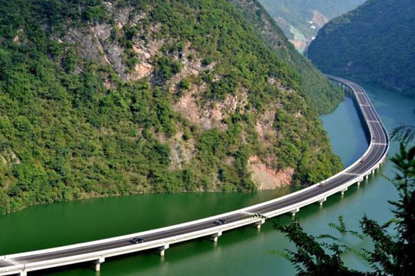 Egy folyó felett, hegyek között vezet Kína első “zöld” autópályája -  Impress Magazin