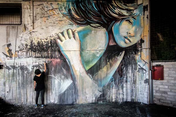 „Nők a falon” graffiti sorozat