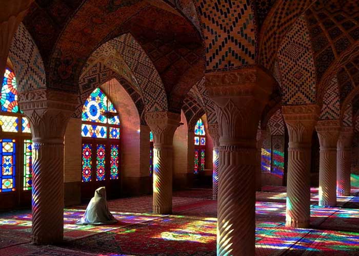 Az iráni Rózsaszín mecset – megelevenedik az ezeregy éjszaka mesés világa