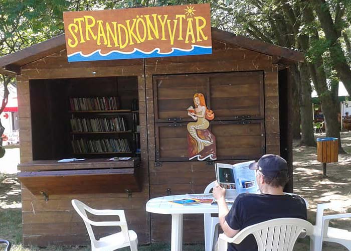 Ingyenes strandkönyvtár nyílt a tiszafüredi szabadstrandon 