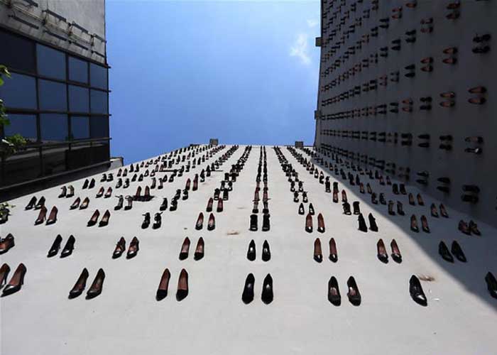 440 női cipő egy törökországi ház falán – figyelemfelhívás a családon belüli erőszak problémájára