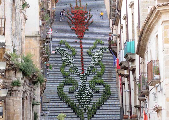 Szicília hatalmas virágokkal díszített lépcsője 