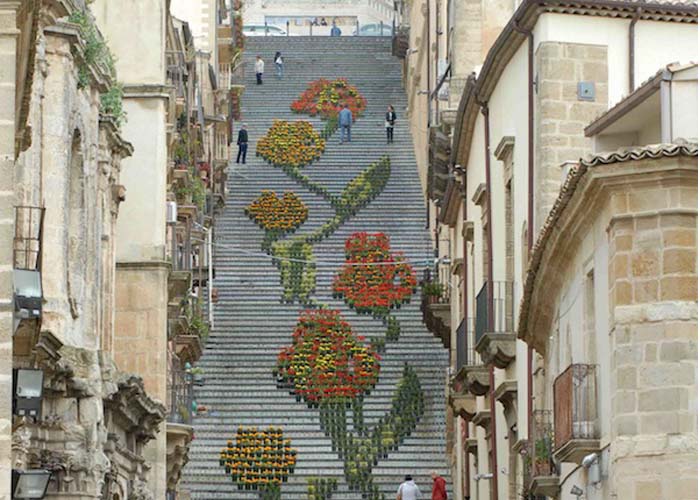 Szicília hatalmas virágokkal díszített lépcsője 