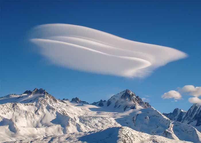 Lebegő felhő a Francia Alpokban