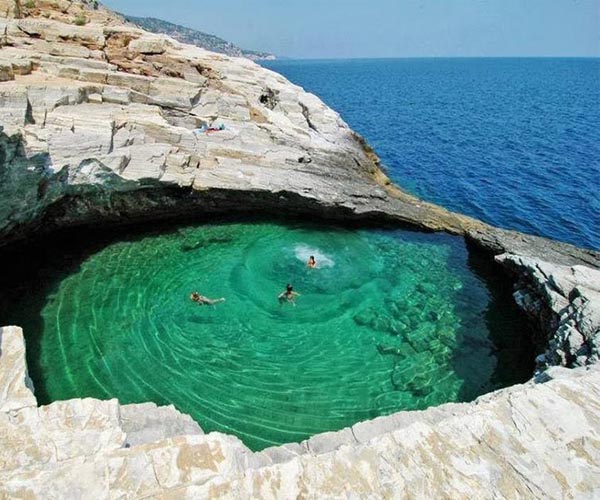Természet alkotta fürdőmedence Thassos szigetén a Giola lagúna -  Görögországban - Impress Magazin