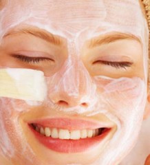 Mézes-élesztős házi maszk problémás bőrre | Marie Claire