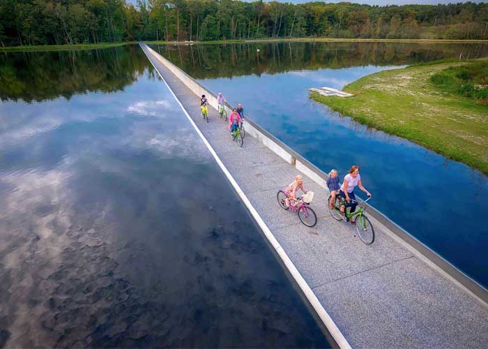 víz alatti kerékpárút egy tó közepén Belgiumban