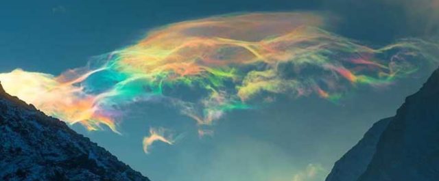 színes szivárvány felhők