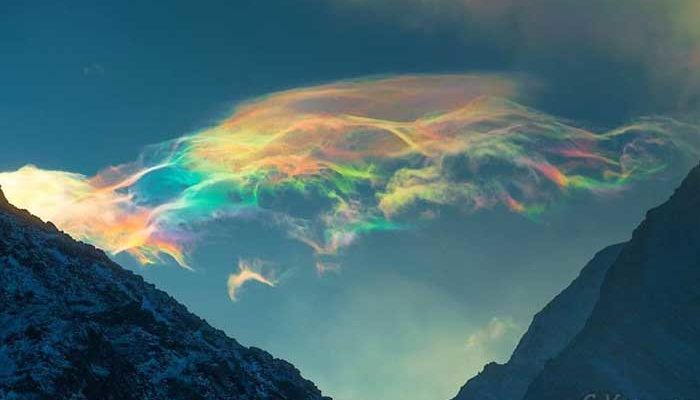 színes szivárvány felhők
