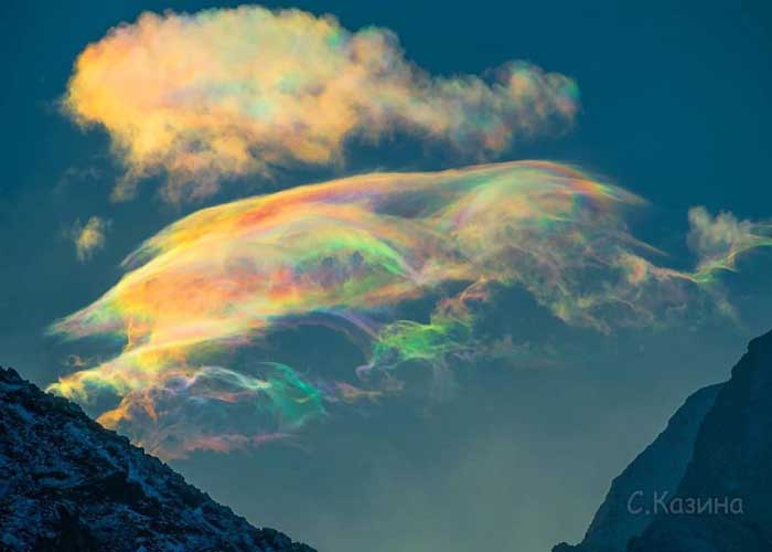 Színes szivárvány felhők a szibériai hegyekben