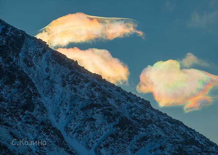Színes szivárvány felhők a szibériai hegyekben